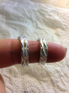 couple_wedding_rings_pict_done